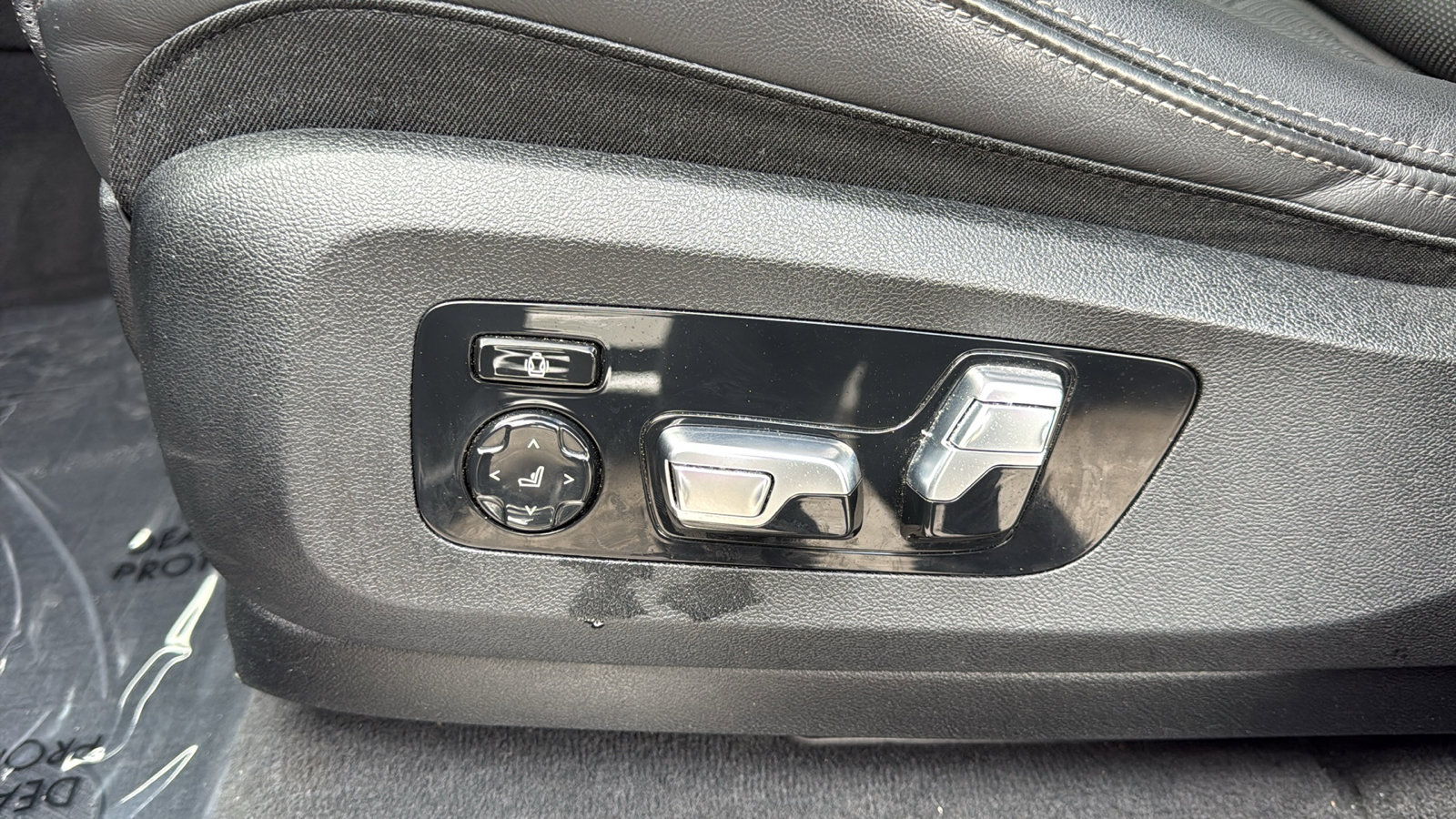 Used 2023 BMW X7 xDrive40i w/ Executive Package image 12