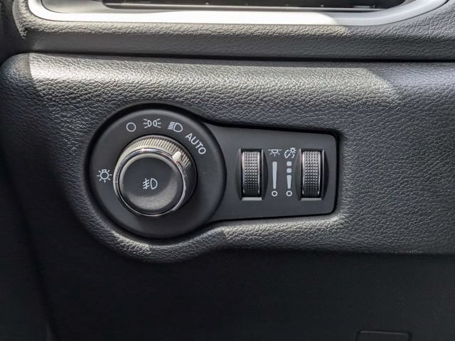 Used 2026 Chrysler Pacifica Select FWD image 24