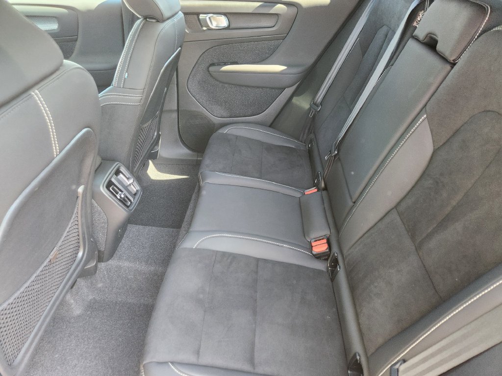 Used 2025 Volvo XC40 B5 Plus AWD/4WD image 19