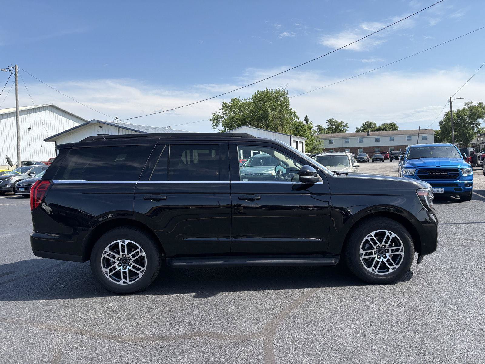 Used 2025 Ford Expedition Active AWD/4WD image 26