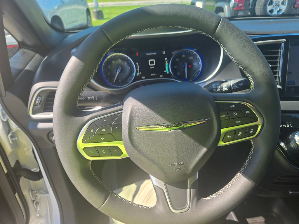 Used 2025 Chrysler Pacifica Select FWD image 11