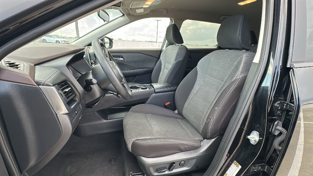 Used 2023 Nissan Rogue SV image 4