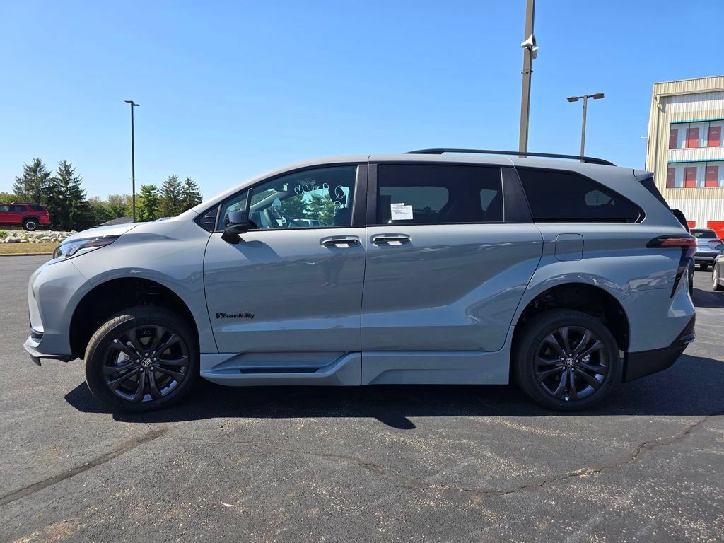 Used 2025 Toyota Sienna XSE w/ XSE Plus Package FWD image 17