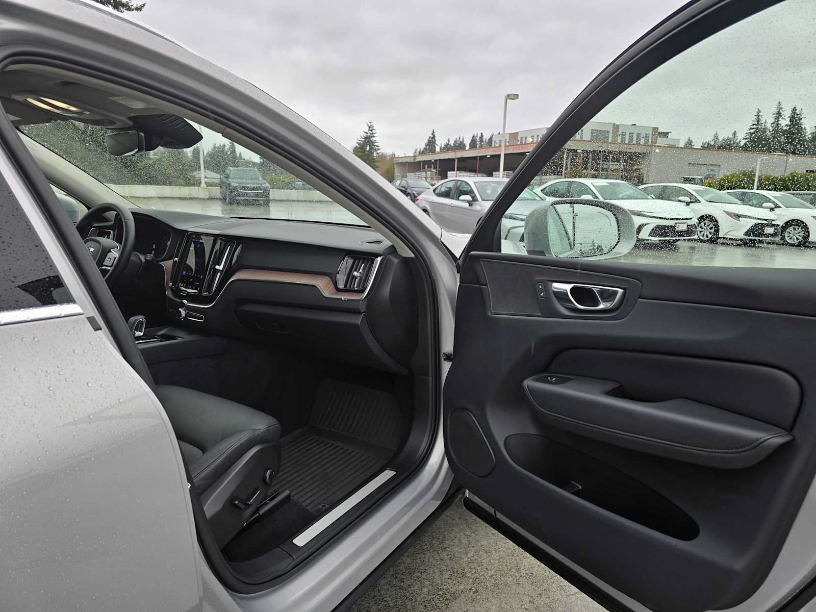 Used 2023 Volvo XC60 B5 Plus w/ Climate Package AWD/4WD image 12