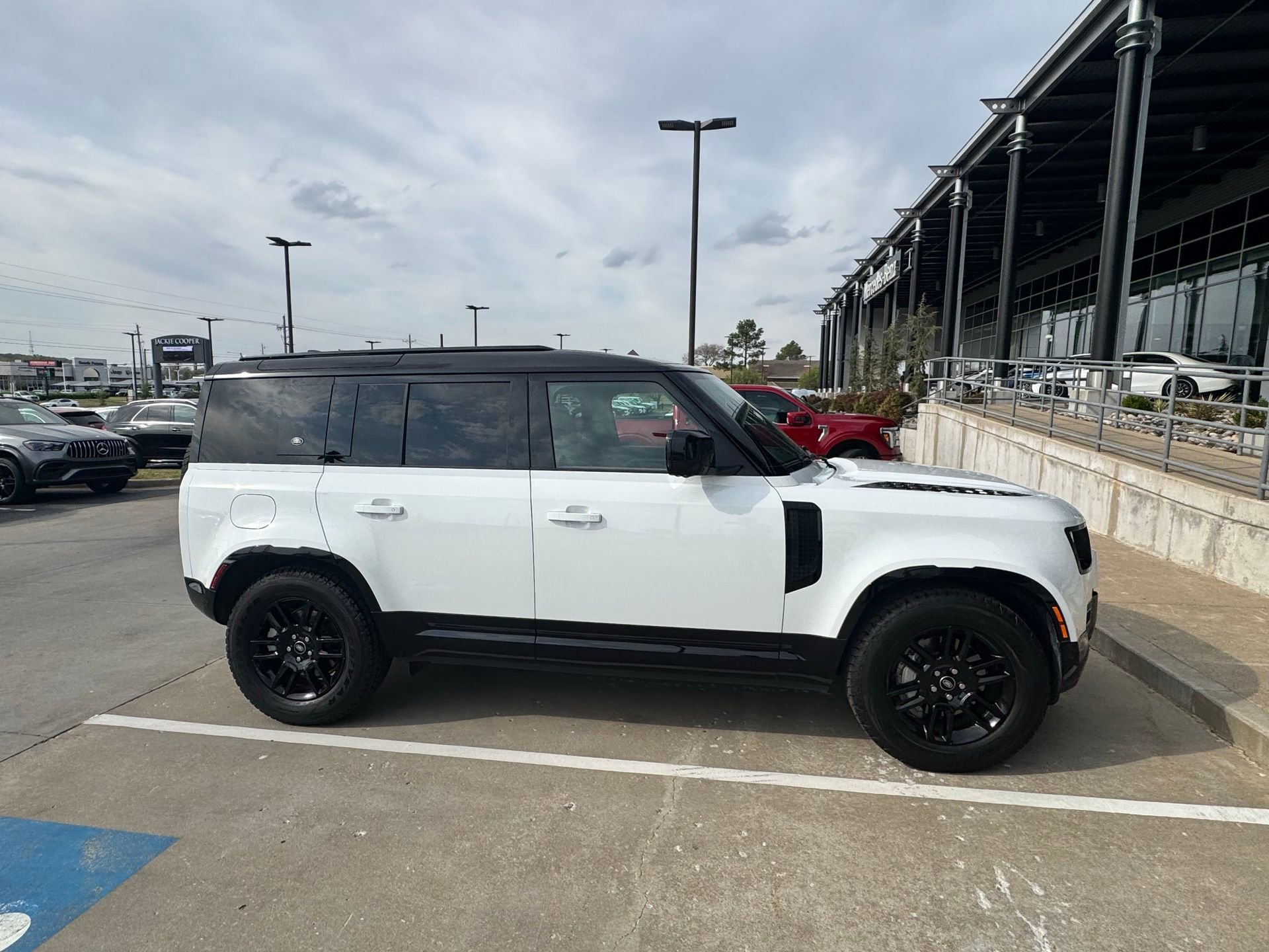 Used 2023 Land Rover Defender 110 X-Dynamic SE image 6