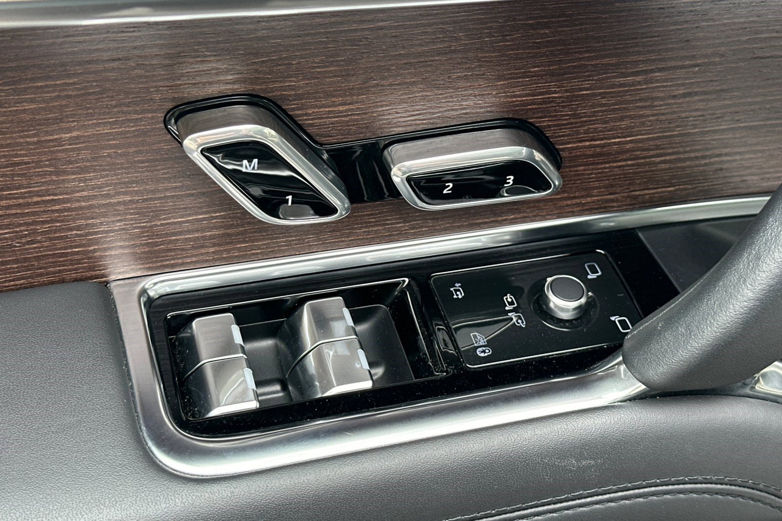 Used 2023 Land Rover Range Rover Long Wheelbase SE image 15