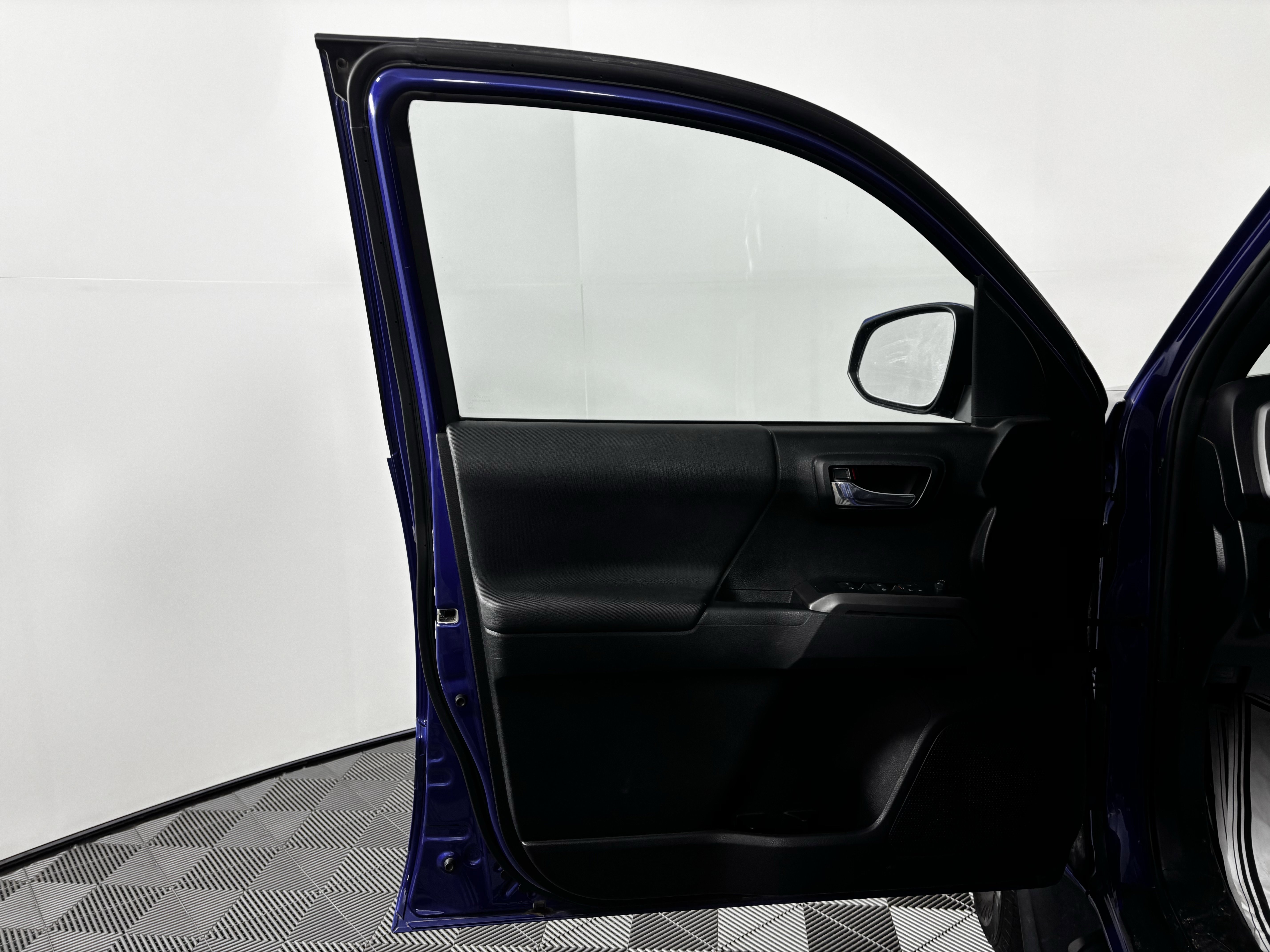 Used 2022 Toyota Tacoma TRD Off-Road image 18