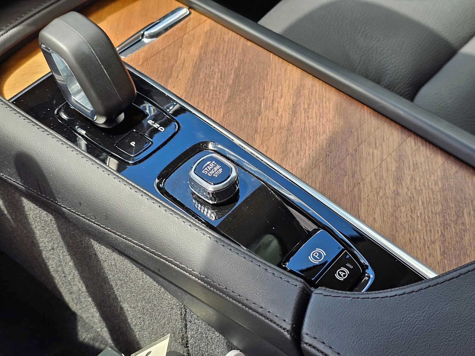 Certified 2025 Volvo XC90 T8 Plus w/ Protection Package Premier AWD/4WD image 36