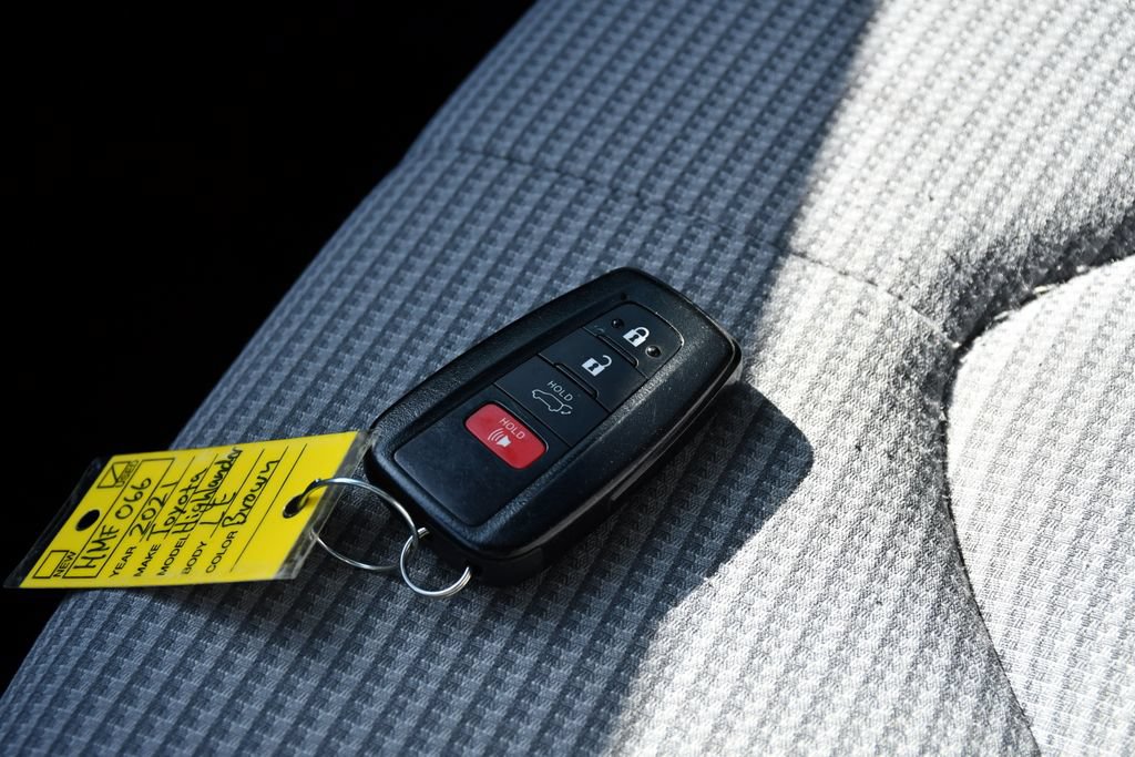 Used 2021 Toyota Highlander LE FWD image 19