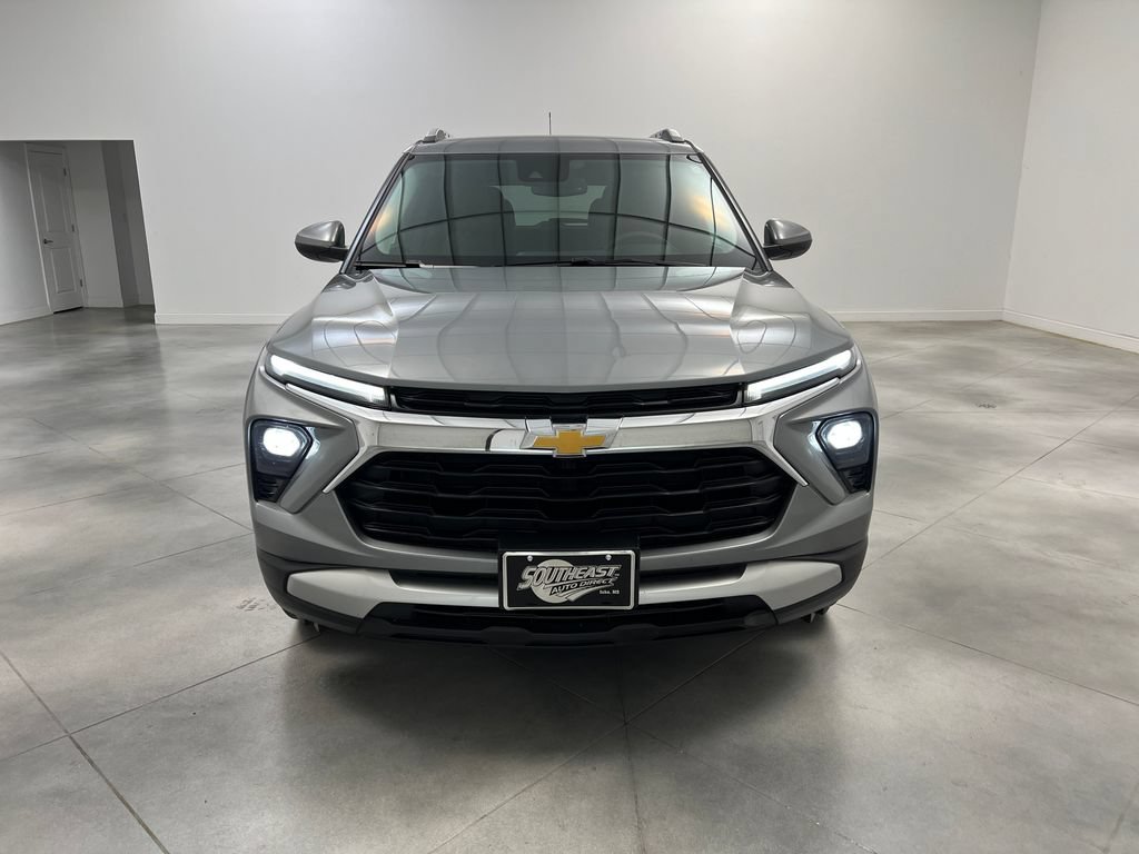 Used 2025 Chevrolet TrailBlazer LT AWD/4WD image 3