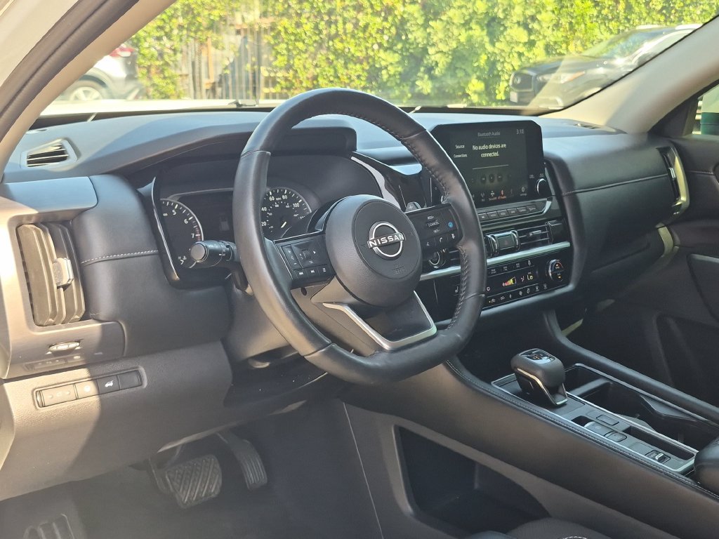 Used 2024 Nissan Pathfinder SL w/ Black Appearance Package FWD image 14