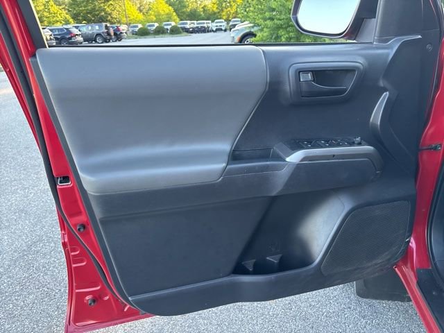 Certified 2022 Toyota Tacoma SR5 AWD/4WD image 10