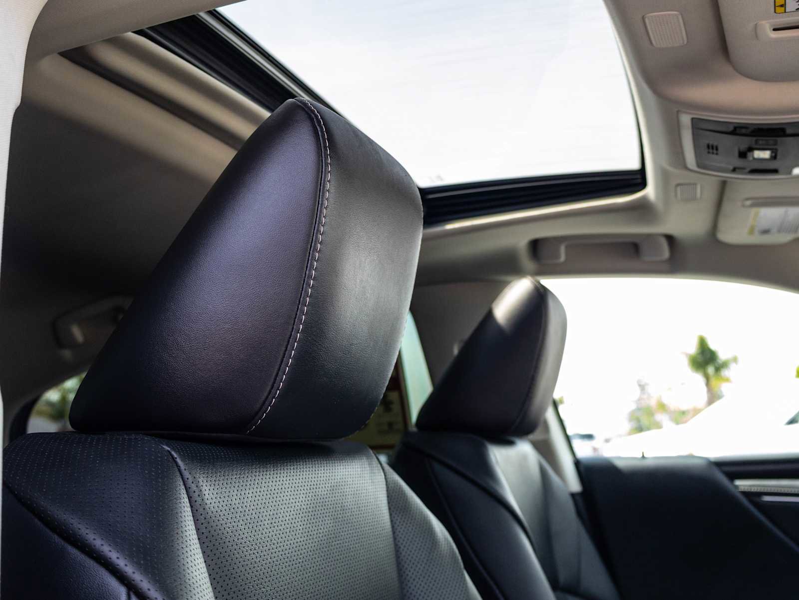 Used 2025 Lexus ES 300h w/ Premium Package image 18