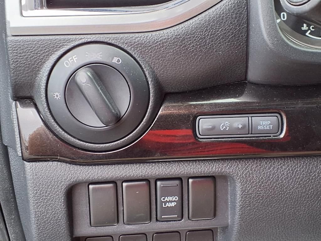 Used 2017 Nissan Titan SV image 21