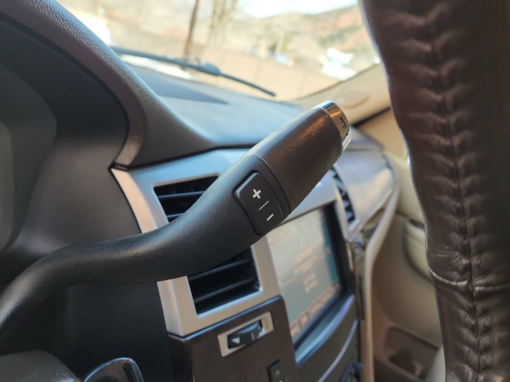 Used 2013 Cadillac Escalade Luxury AWD/4WD image 25