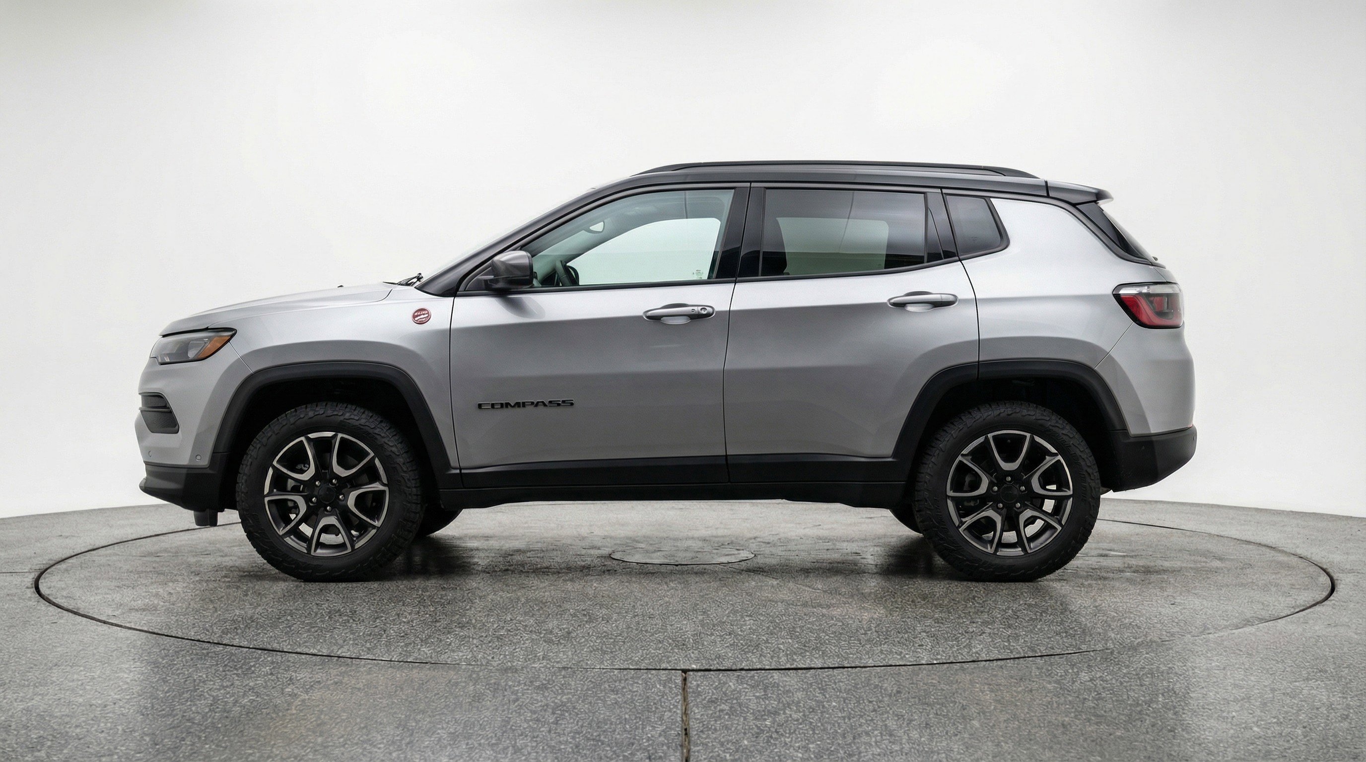 Used 2025 Jeep Compass Trailhawk AWD/4WD image 5