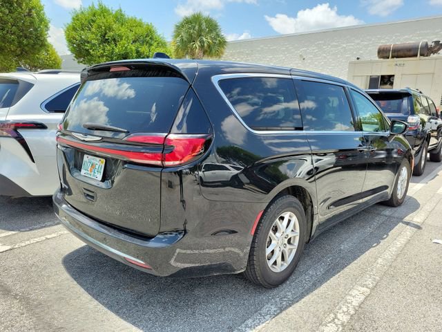 Used 2023 Chrysler Pacifica Touring-L FWD image 3