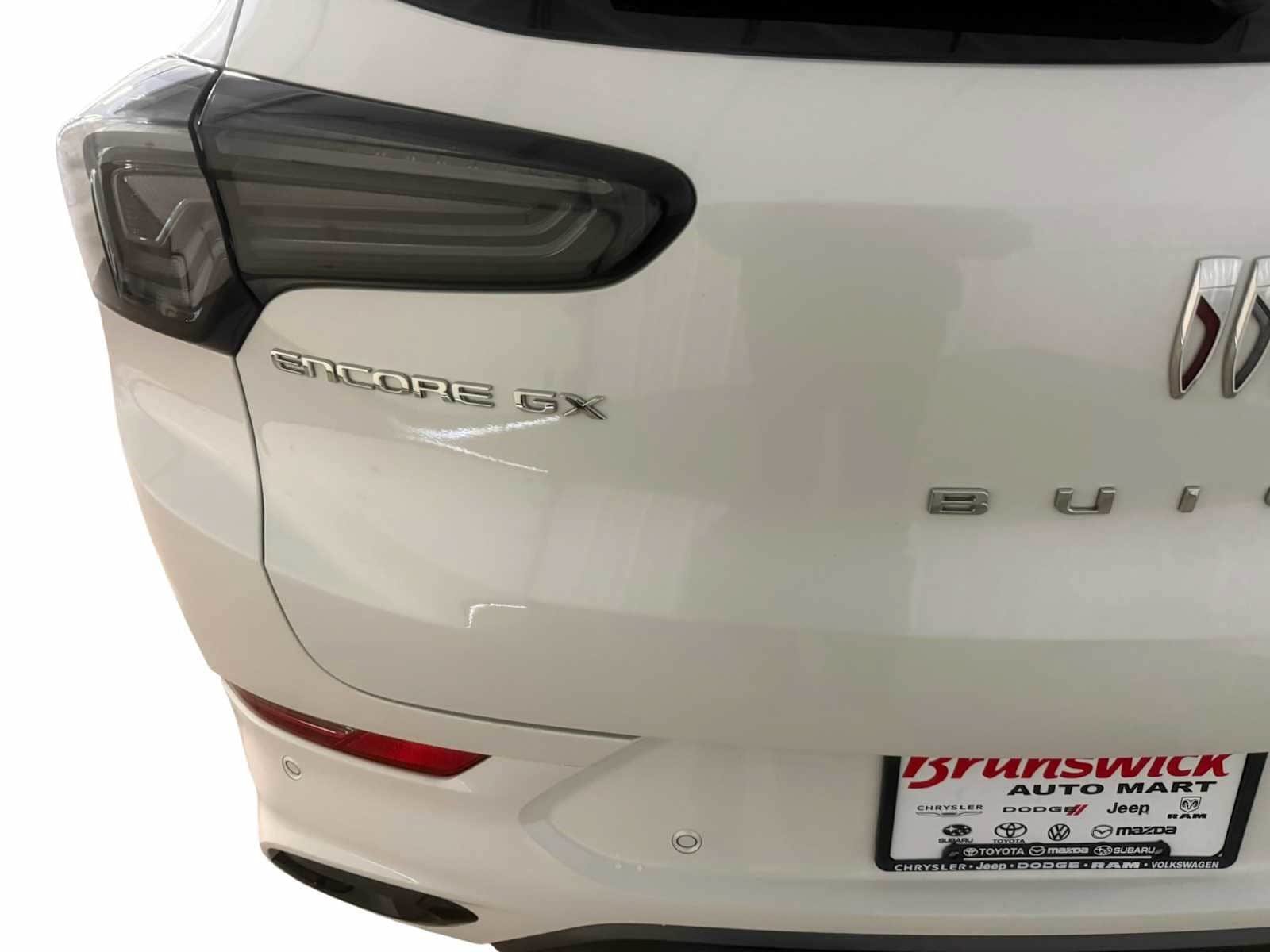 Used 2025 Buick Encore GX Avenir w/ Avenir Convenience Package FWD image 17