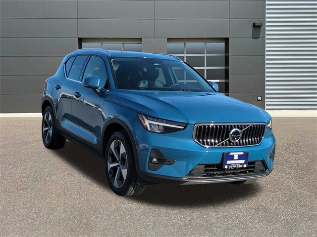 Used 2025 Volvo XC40 B5 Plus image 1