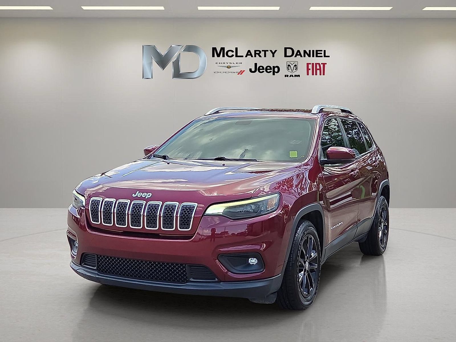 Used 2019 Jeep Cherokee Latitude Plus w/ Comfort/Convenience Group FWD image 2