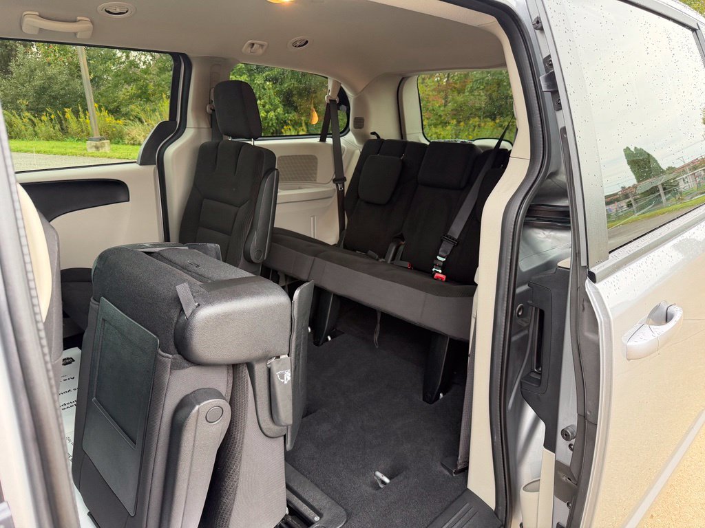 Used 2018 Dodge Grand Caravan SE FWD image 23