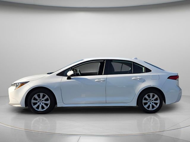 Used 2021 Toyota Corolla LE image 3