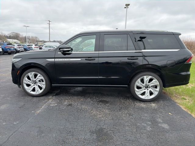 Used 2025 Lincoln Navigator Reserve image 2