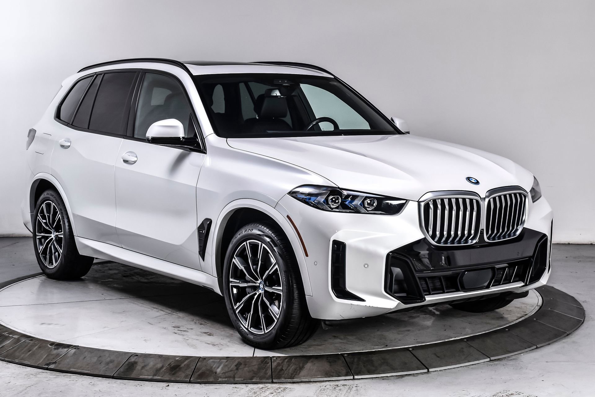 Used 2024 BMW X5 xDrive50e w/ M Sport Package AWD/4WD image 8