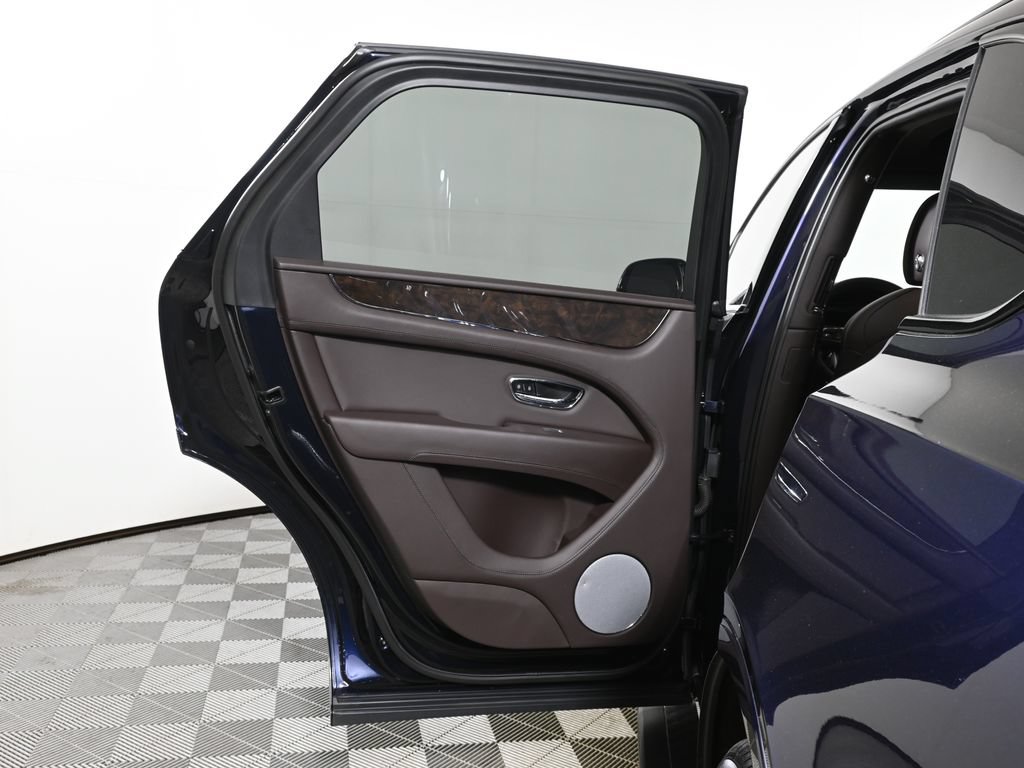 Used 2022 Bentley Bentayga AWD/4WD image 34