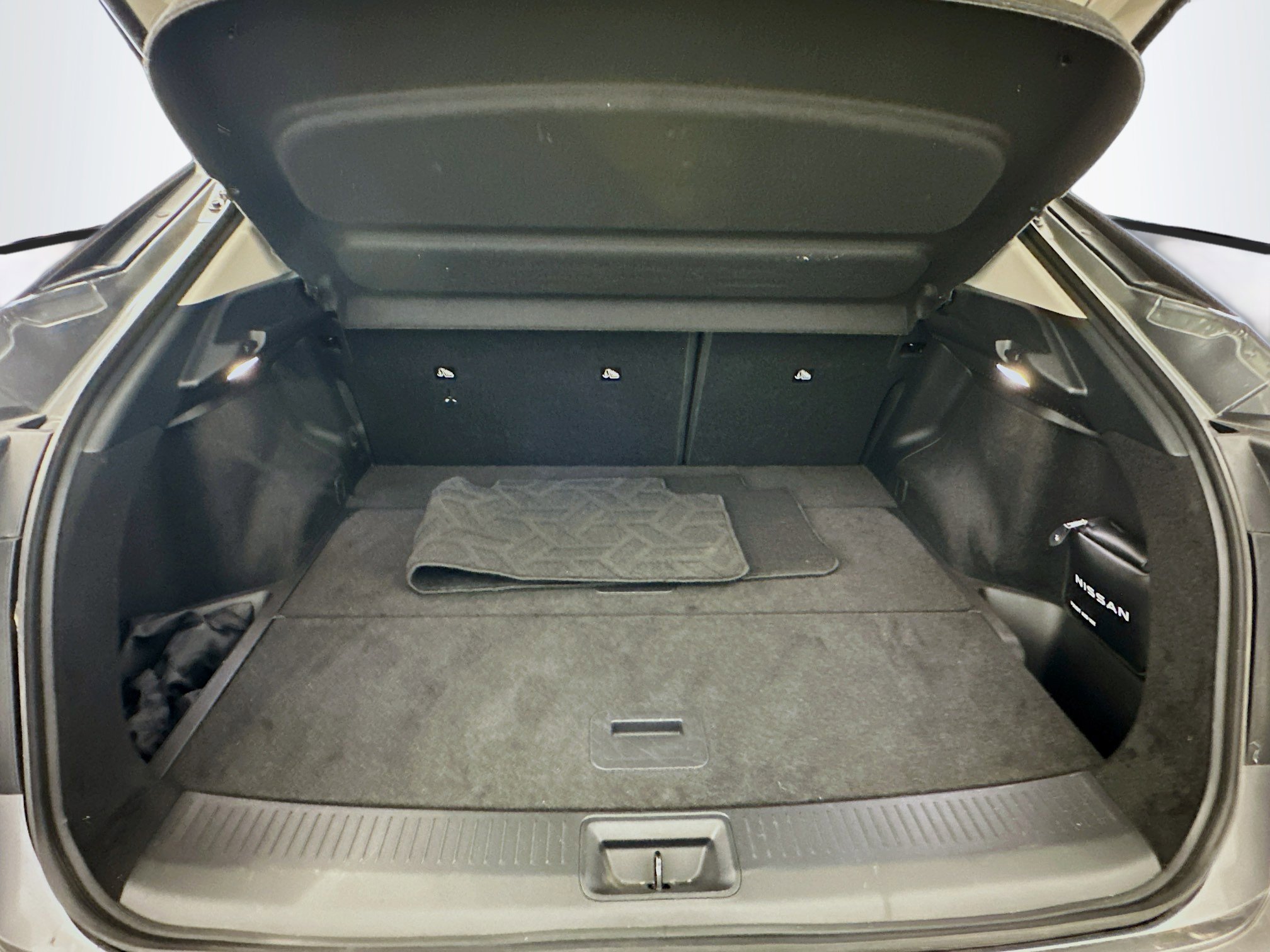 Used 2024 Nissan Ariya AWD image 30