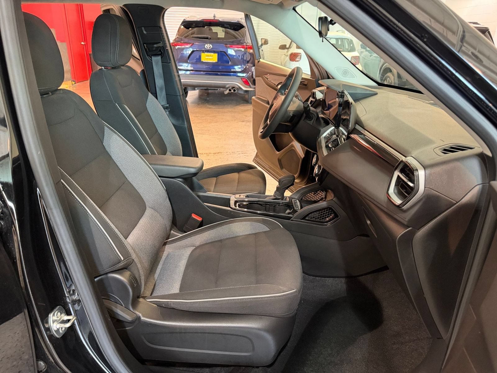Used 2025 Chevrolet TrailBlazer LT FWD image 30