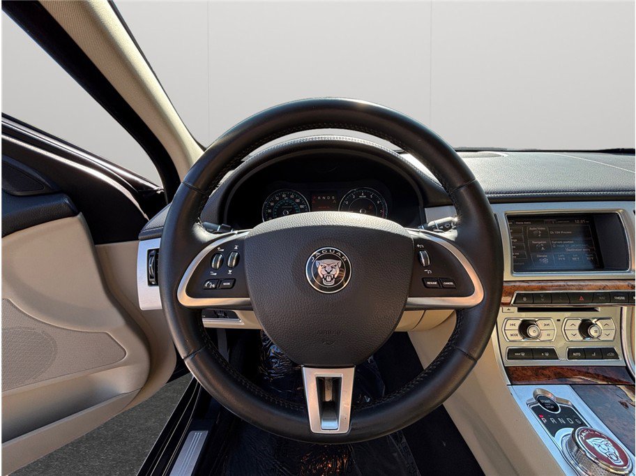 Used 2015 Jaguar XF Premium image 26