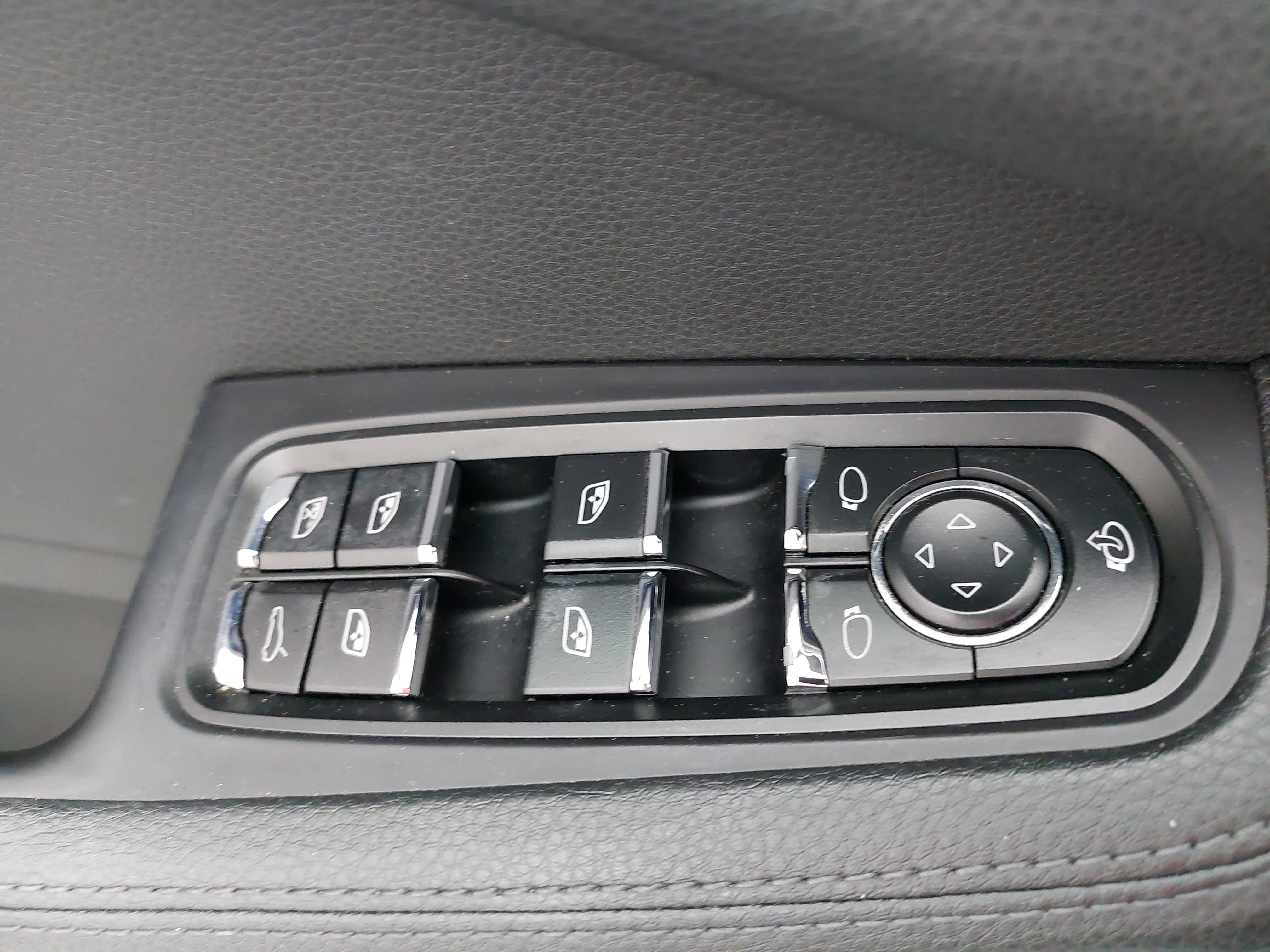 Certified 2023 Porsche Macan AWD/4WD image 30