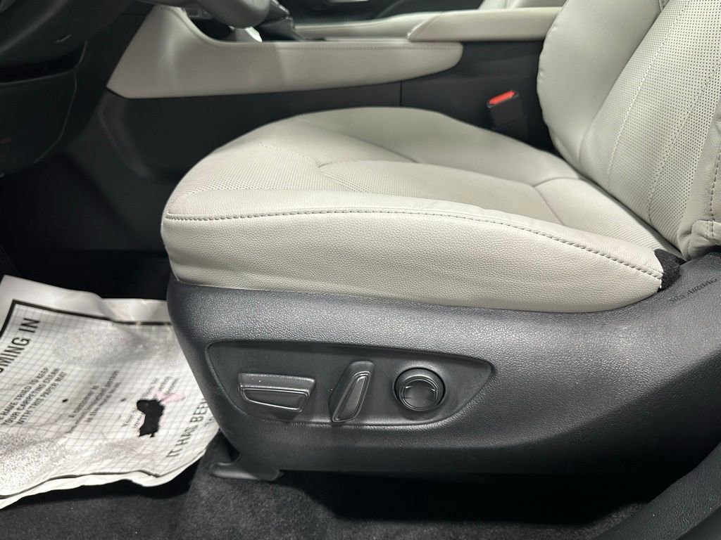 Used 2025 Toyota Grand Highlander AWD image 12