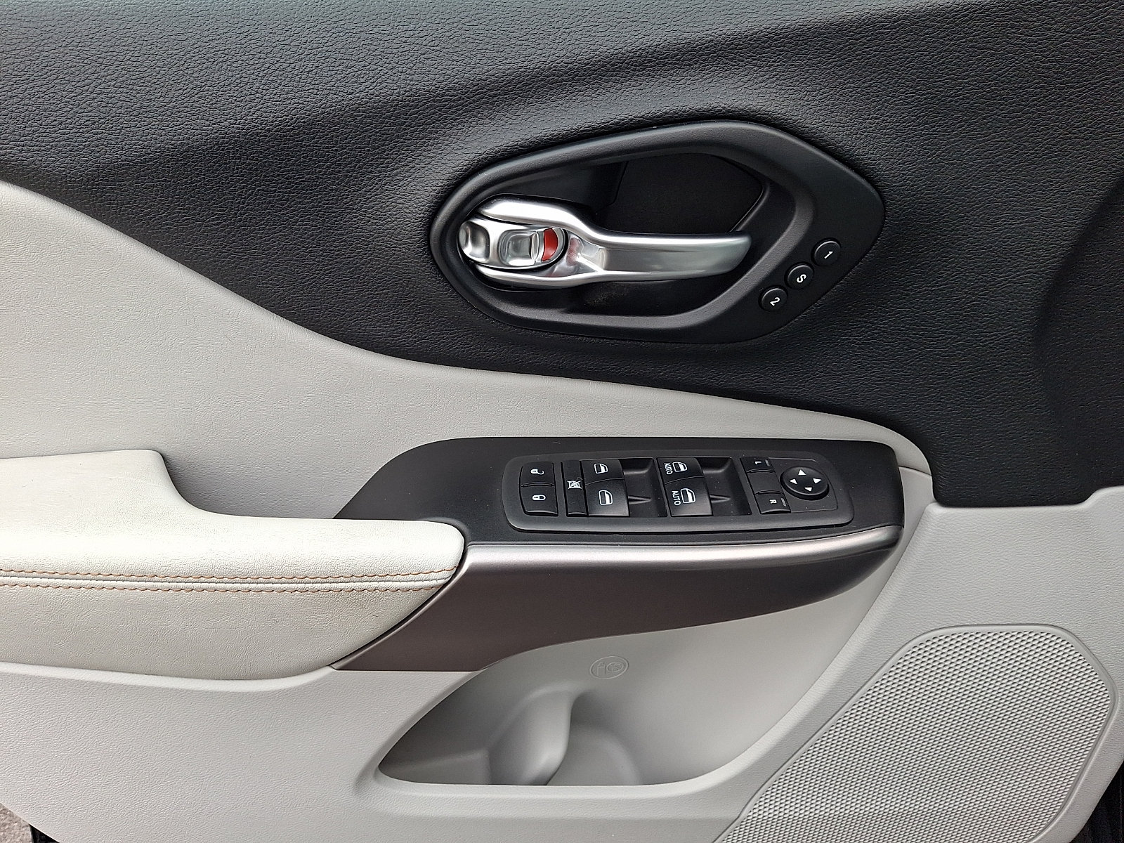Used 2019 Jeep Cherokee Limited AWD/4WD image 12