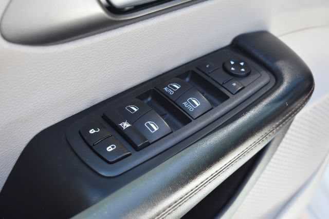 Used 2020 Chrysler Pacifica Touring-L FWD image 19