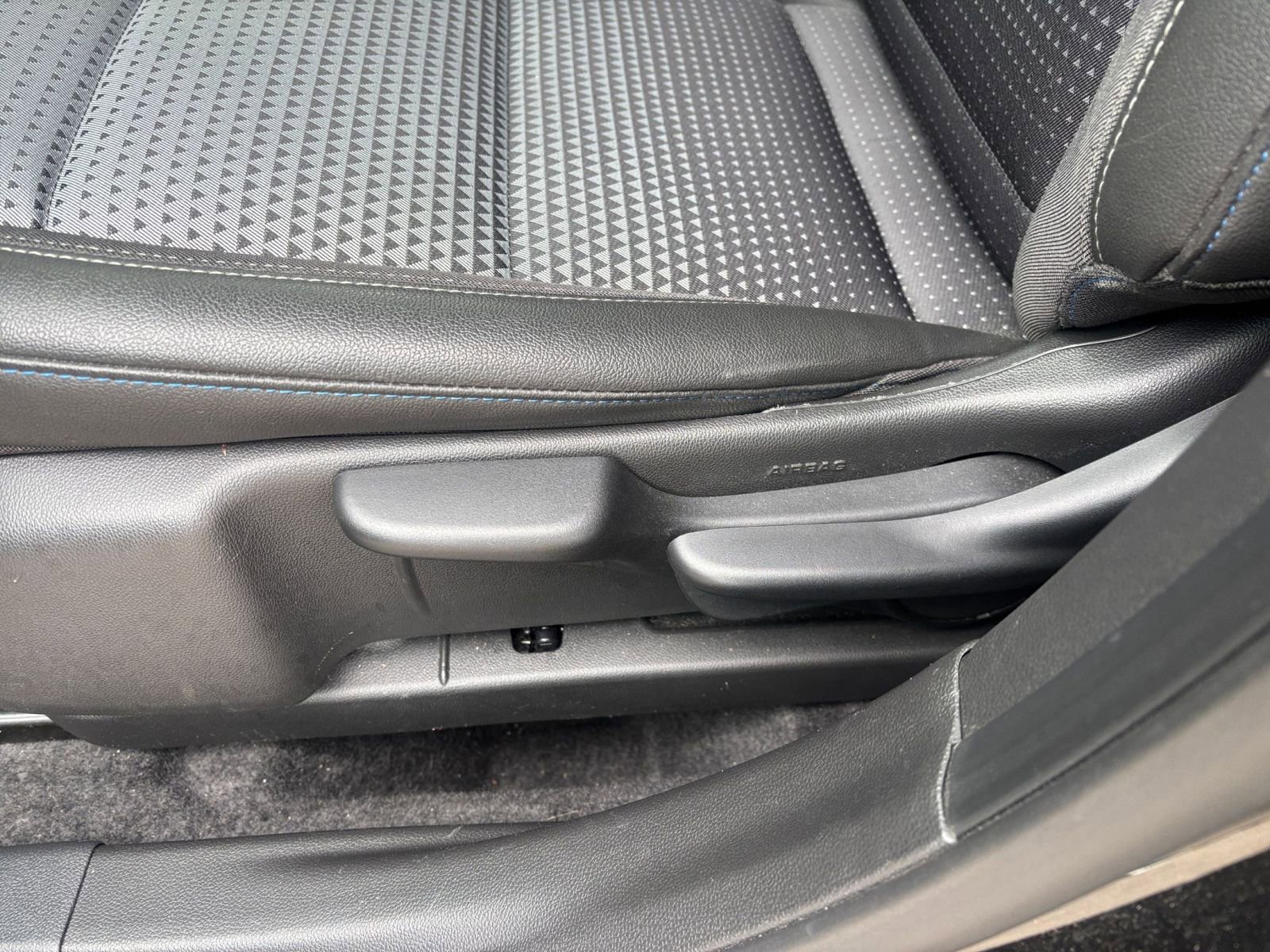 Used 2025 Chevrolet Trax LT w/ LT Convenience Package image 22