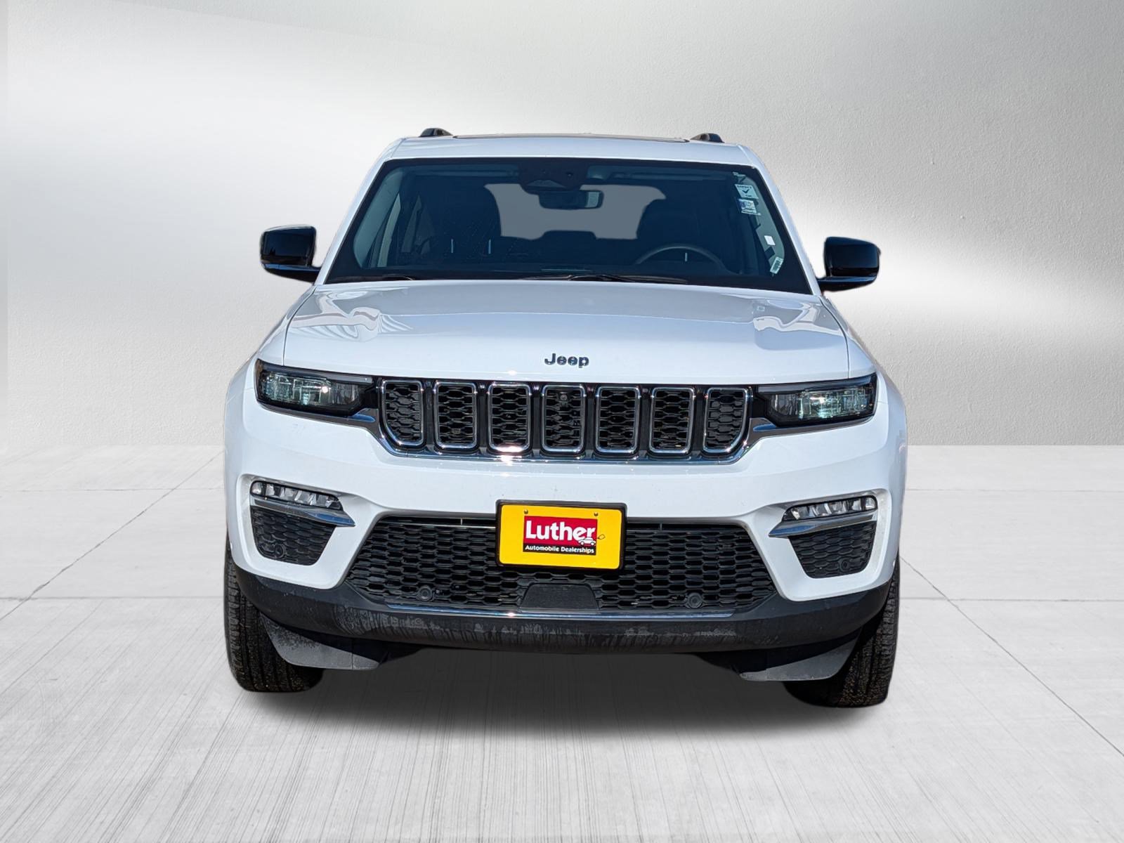 Used 2022 Jeep Grand Cherokee 4WD w/ Luxury Tech Group II image 2