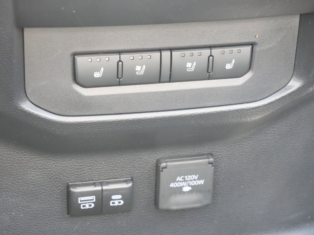 Used 2025 Toyota Tundra Platinum image 33