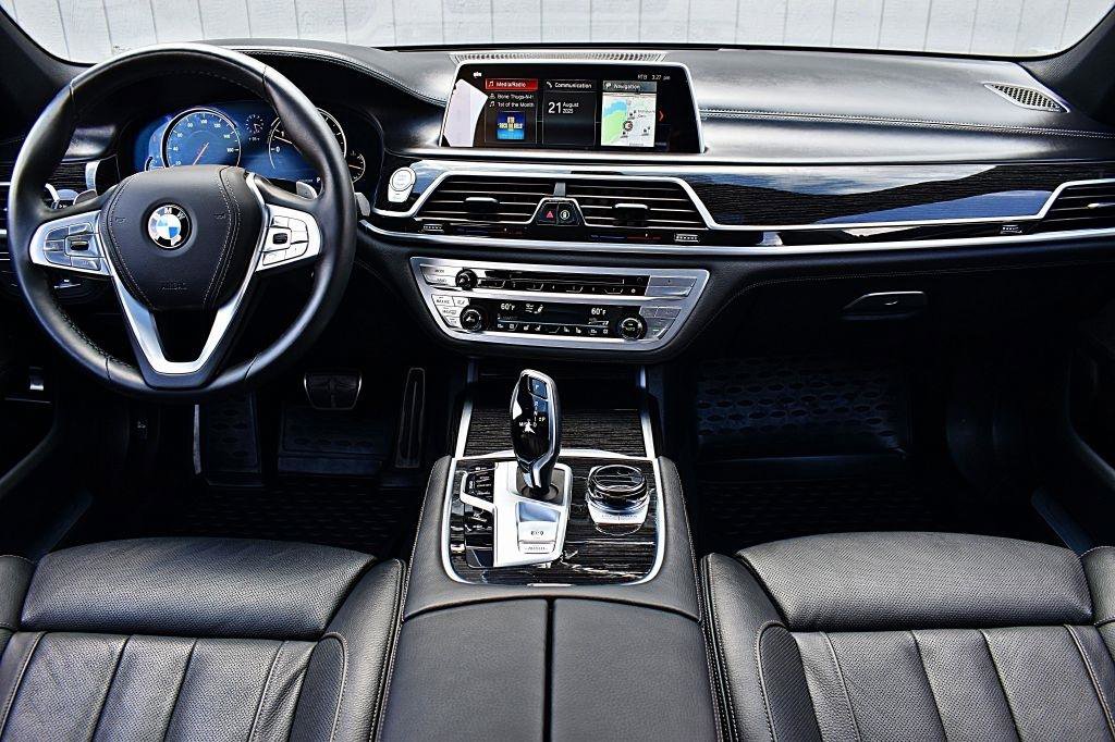 Used 2019 BMW 740i w/ Executive Package RWD image 26