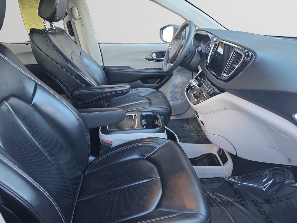 Used 2023 Chrysler Pacifica Touring-L image 16