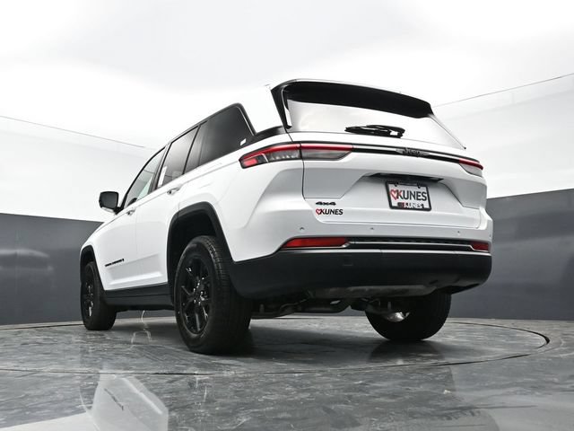 Used 2025 Jeep Grand Cherokee Altitude AWD/4WD image 47