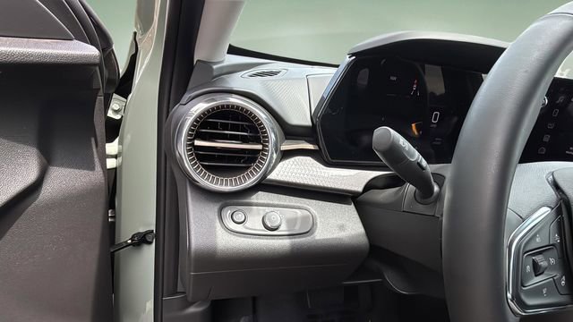 Used 2026 Chevrolet Trax ACTIV w/ Sunroof Package FWD image 22