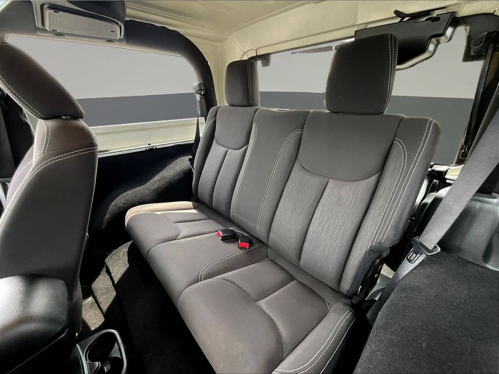Used 2017 Jeep Wrangler Sahara w/ Connectivity Group AWD/4WD image 22