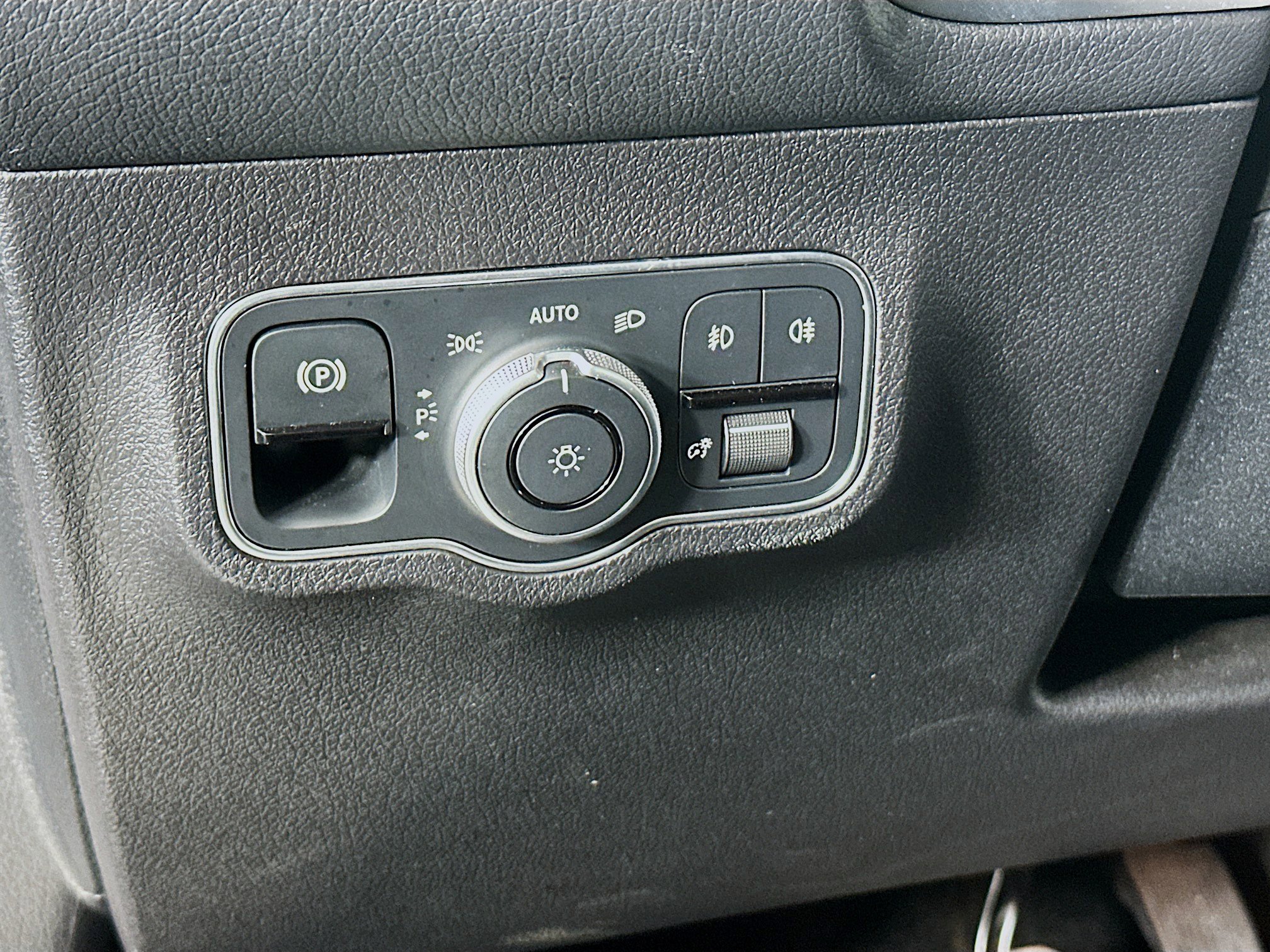 Used 2025 Mercedes-Benz GLB 250 4MATIC image 17