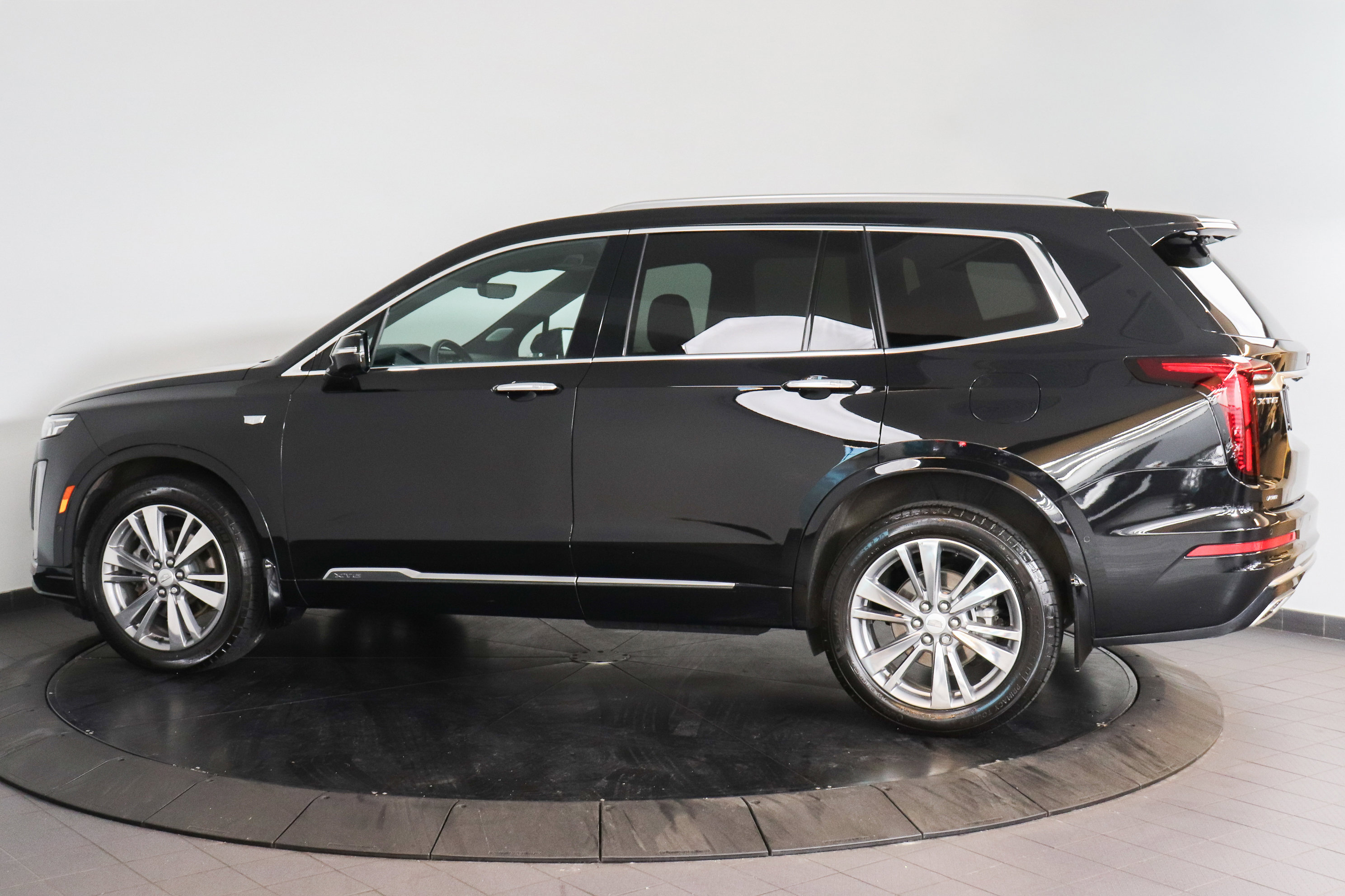 Used 2024 Cadillac XT6 Premium Luxury w/ Technology Package AWD/4WD image 3