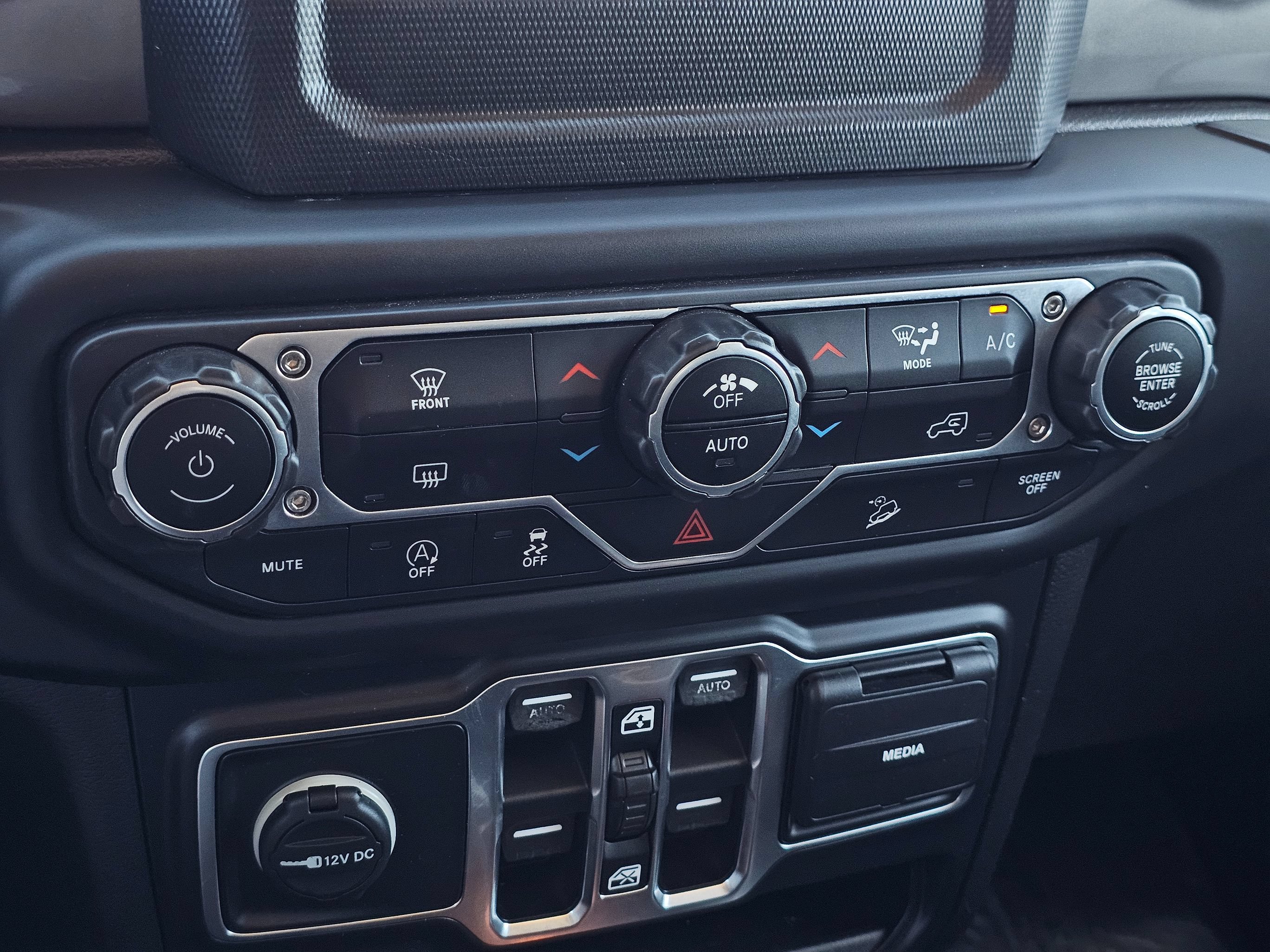 Used 2019 Jeep Wrangler Unlimited Sahara AWD/4WD image 33