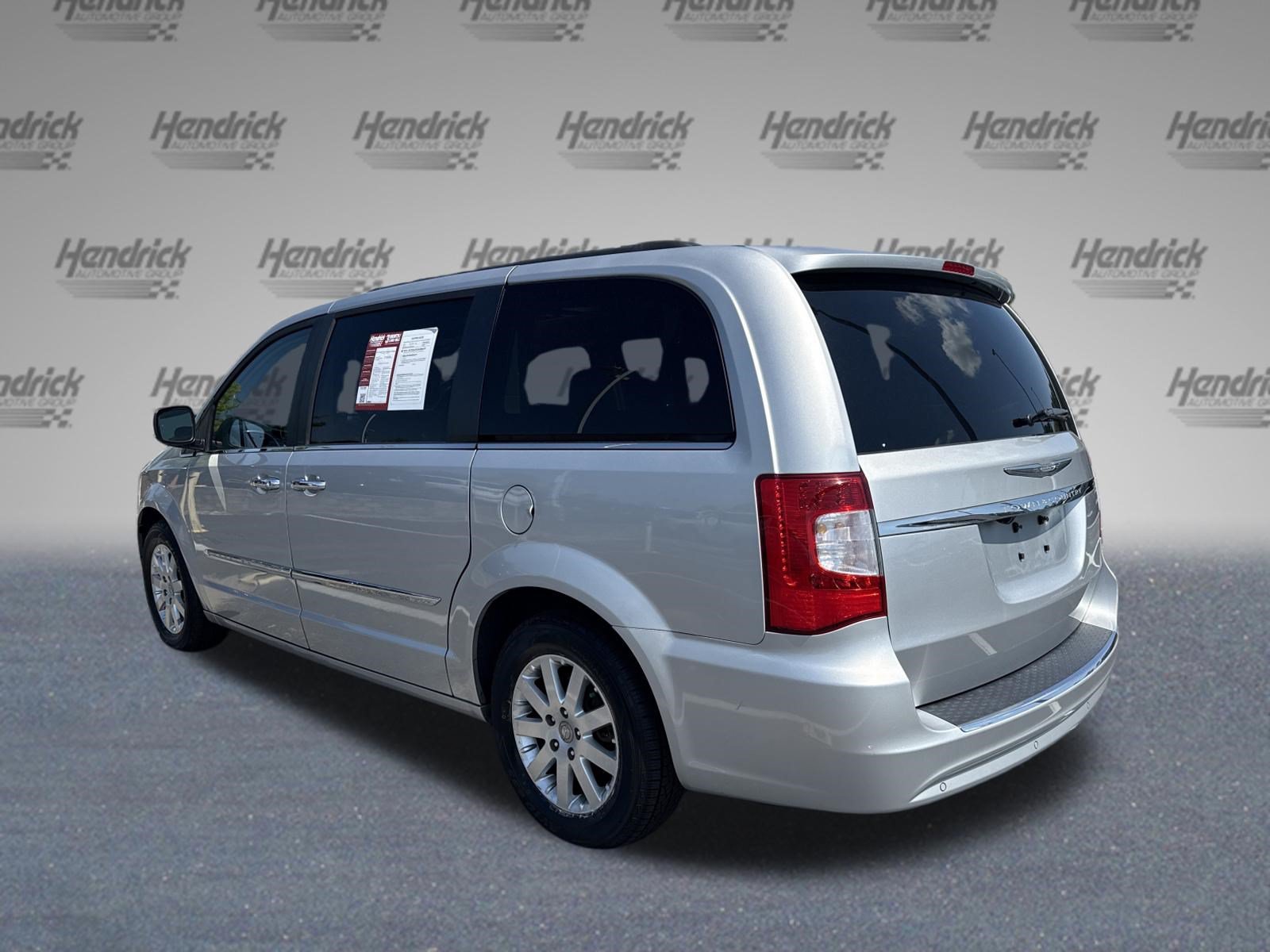 Used 2011 Chrysler Town & Country Touring-L w/ Entertainment Group #2 FWD image 7