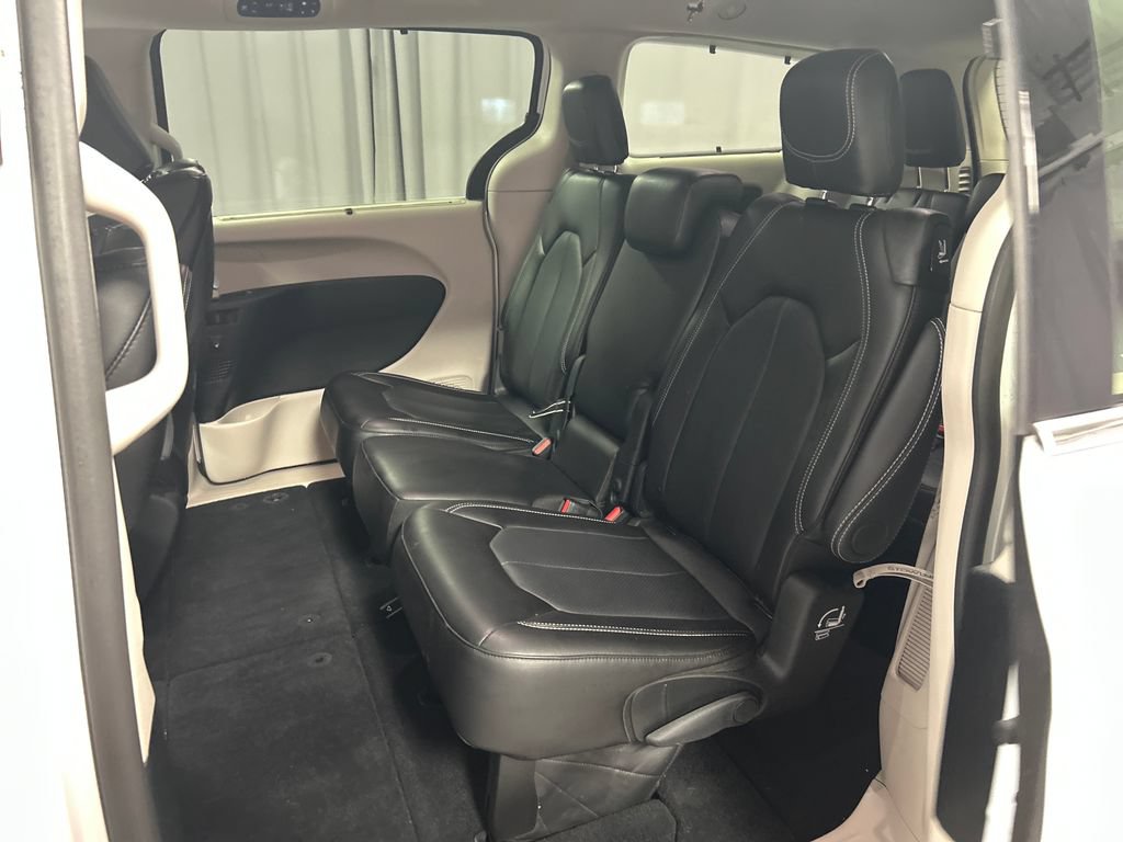 Used 2024 Chrysler Pacifica Touring-L w/ Uconnect Theater Family Group FWD image 23