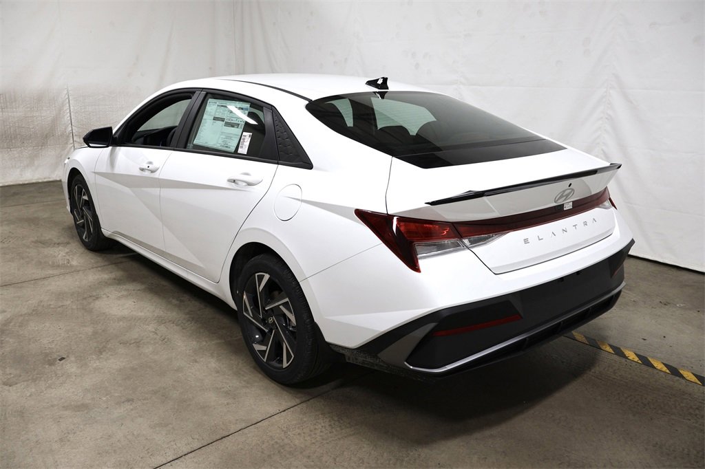 Used 2025 Hyundai Elantra Sport image 3